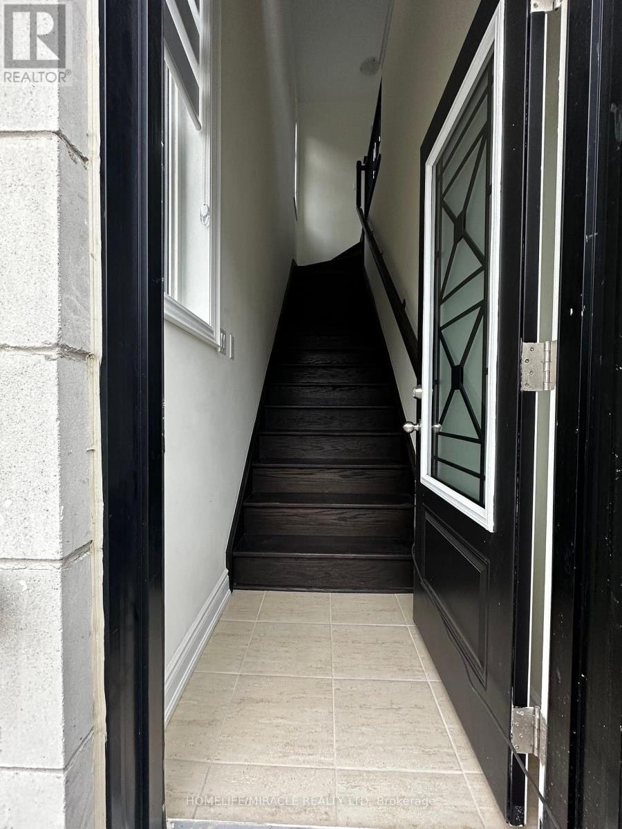 COACH-33 Rowe Street, Bradford West Gwillimbury, ON, L3Z 4M9 - 3