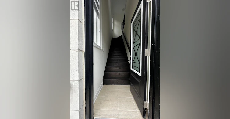 COACH-33 Rowe Street, Bradford West Gwillimbury, ON, L3Z 4M9 - 3