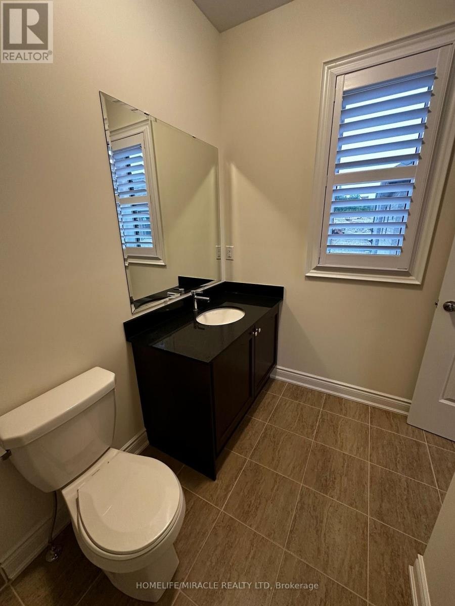 COACH-33 Rowe Street, Bradford West Gwillimbury, ON, L3Z 4M9 - 16