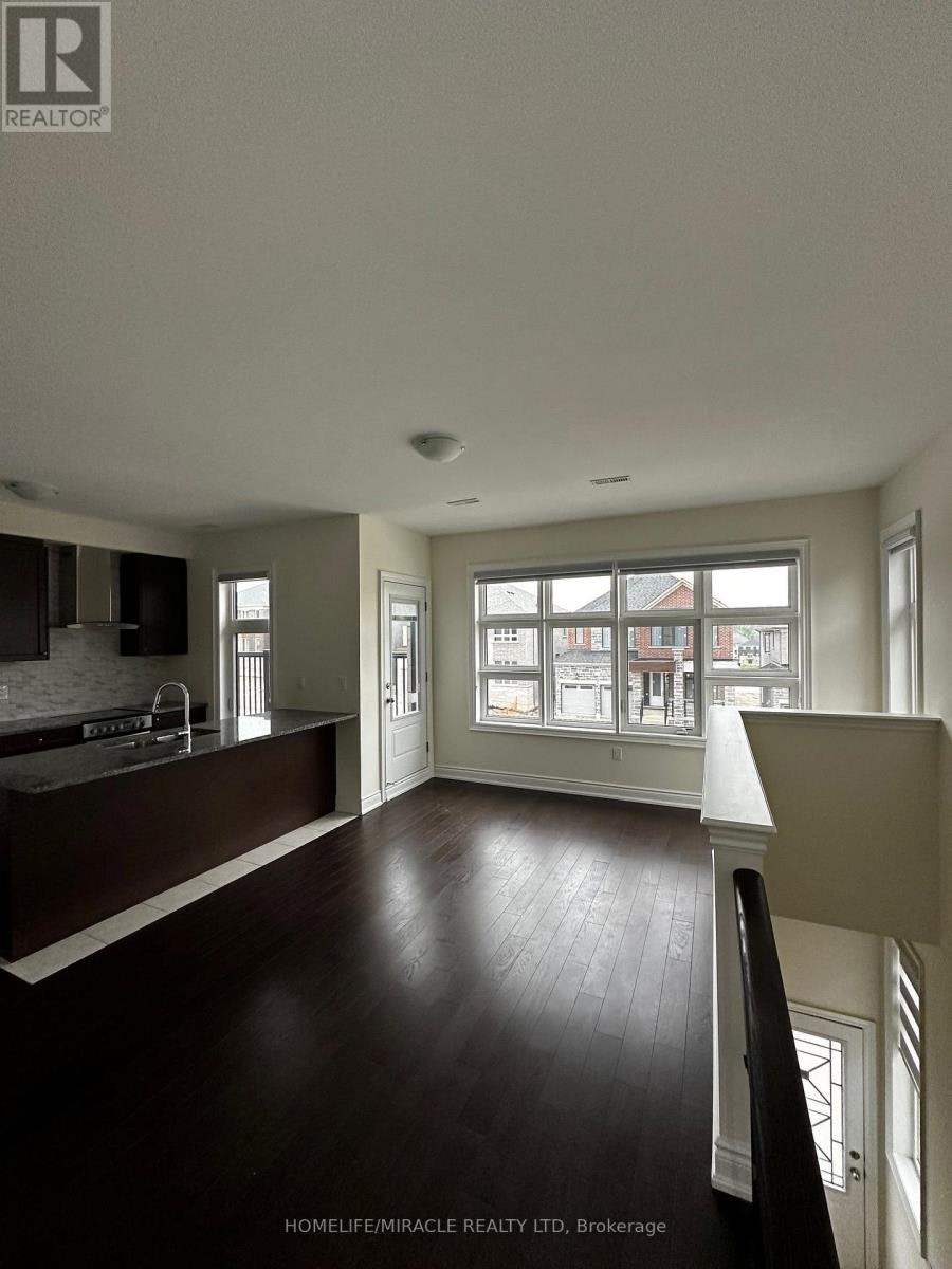 COACH-33 Rowe Street, Bradford West Gwillimbury, ON, L3Z 4M9 - 5