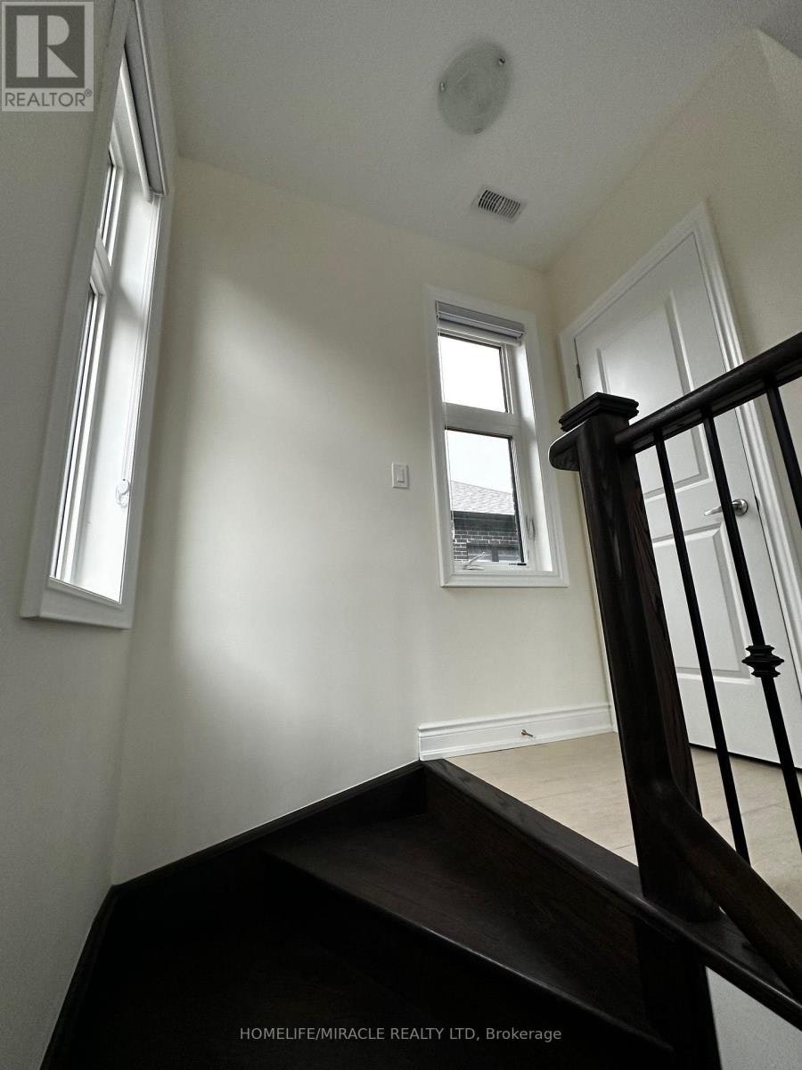 COACH-33 Rowe Street, Bradford West Gwillimbury, ON, L3Z 4M9 - 4