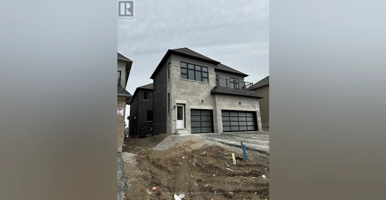 COACH-33 Rowe Street, Bradford West Gwillimbury, ON, L3Z 4M9 - 2