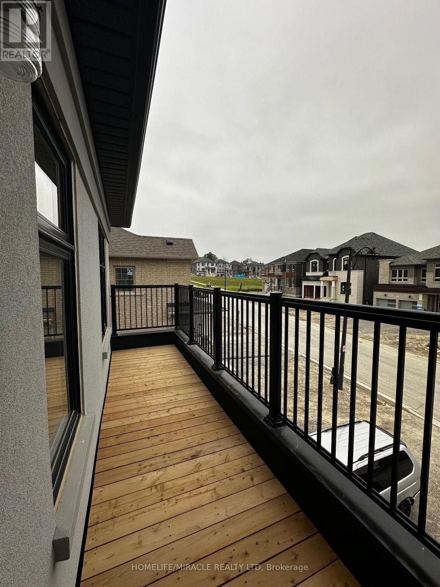COACH-33 Rowe Street, Bradford West Gwillimbury, ON, L3Z 4M9 - 8