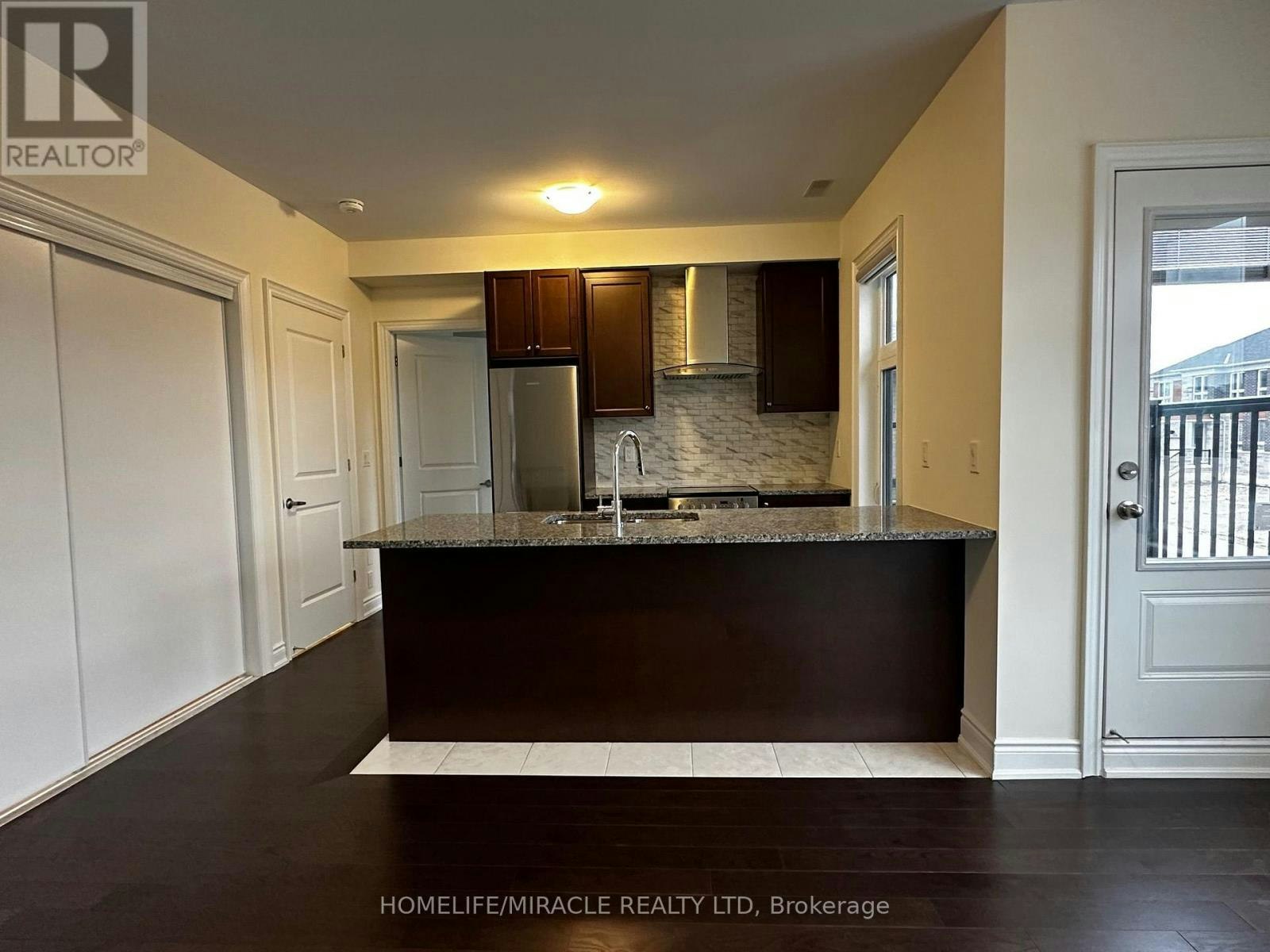 COACH-33 Rowe Street, Bradford West Gwillimbury, ON, L3Z 4M9 - 10