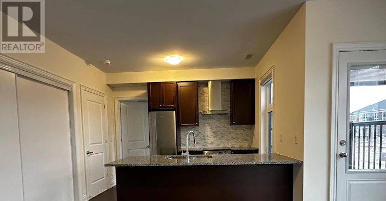 COACH-33 Rowe Street, Bradford West Gwillimbury, ON, L3Z 4M9 - 10