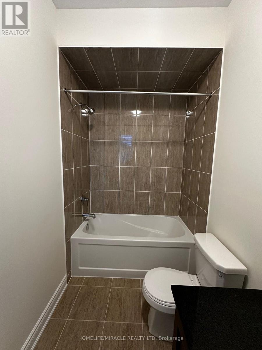 COACH-33 Rowe Street, Bradford West Gwillimbury, ON, L3Z 4M9 - 17