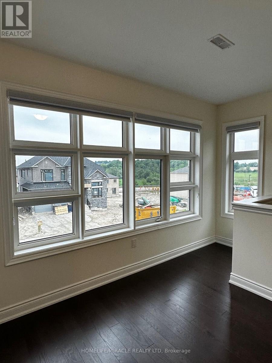 COACH-33 Rowe Street, Bradford West Gwillimbury, ON, L3Z 4M9 - 7
