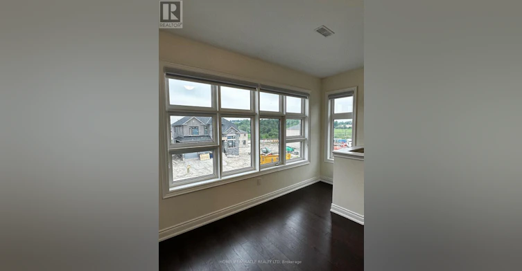 COACH-33 Rowe Street, Bradford West Gwillimbury, ON, L3Z 4M9 - 7
