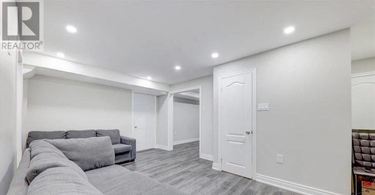 BSMT-939 Miller Park Avenue, Bradford West Gwillimbury, ON, L3Z 0L6 - 11