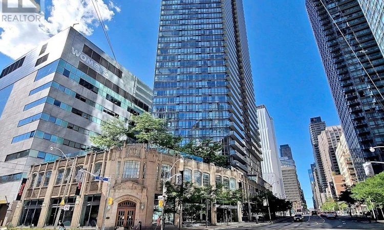 905-832 Bay Street