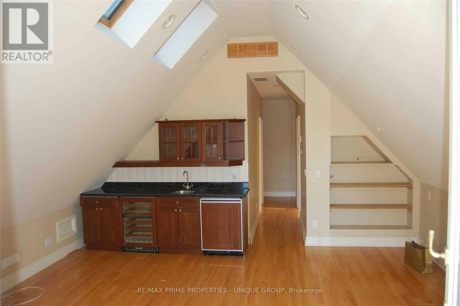 UPPER-39 Whitehall Road, Toronto, ON, M4W 2C5 - 8