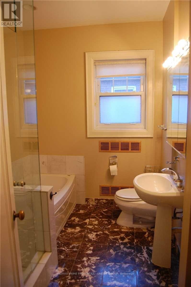 UPPER-39 Whitehall Road, Toronto, ON, M4W 2C5 - 9