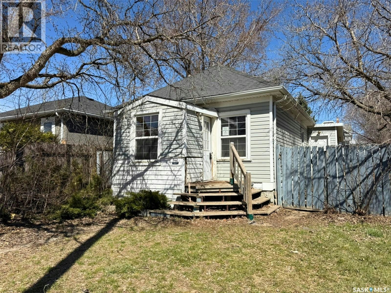 562 Athabasca Street W, Moose Jaw, SK, S6H 2C6