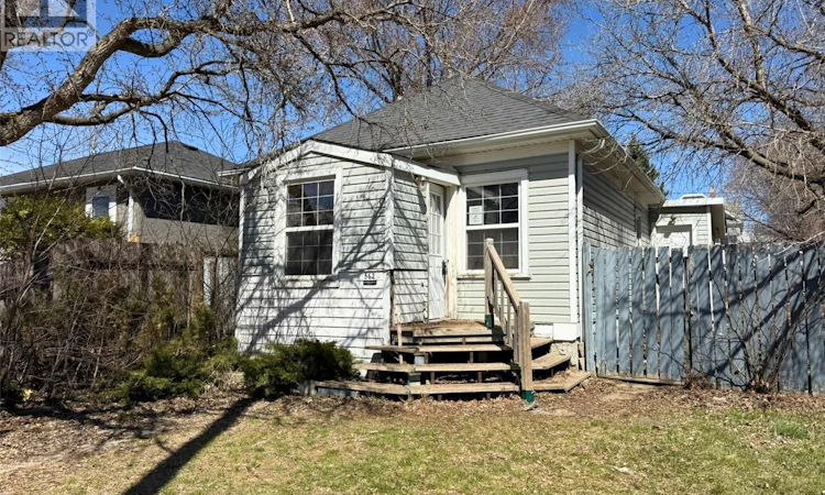562 Athabasca Street W