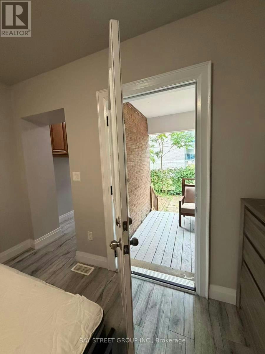 MAIN And Lower 33 Dalton Road, Toronto, ON, M5R 2Y8 - 10