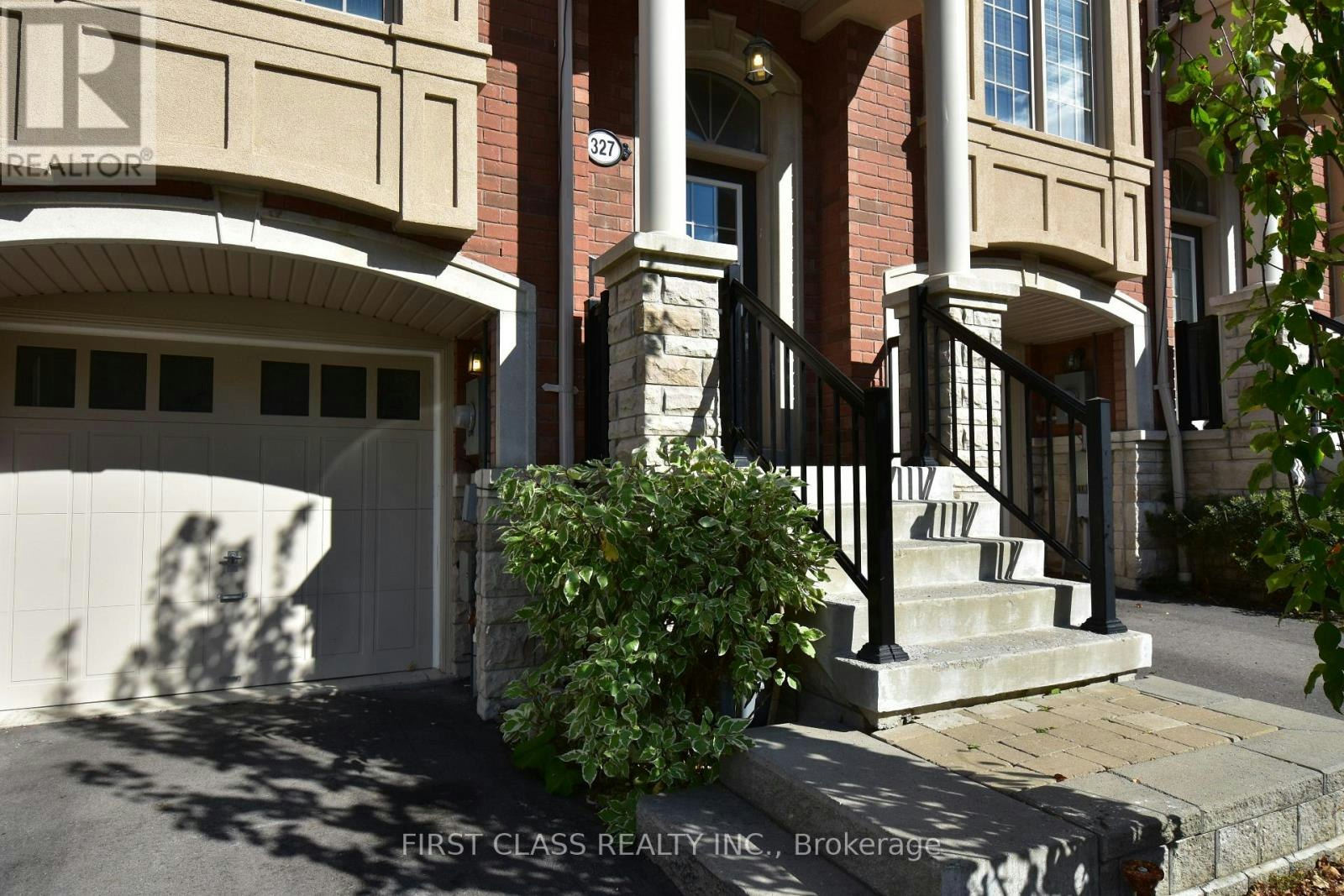 327 Doak Lane, Newmarket, ON, L3Y 0A7 - 2