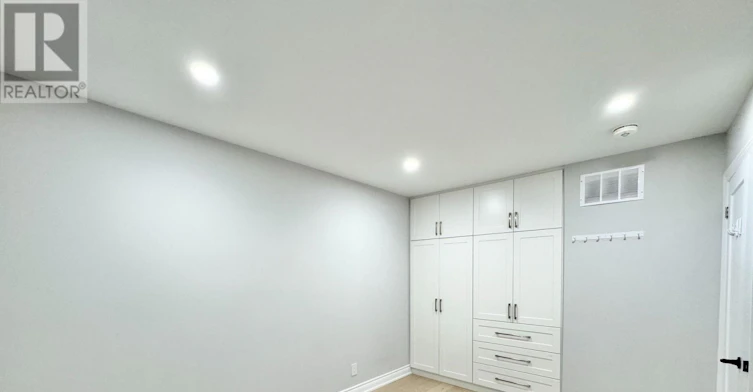 47 Chamberlain Avenue, Toronto, ON, M6E 4J9 - 11