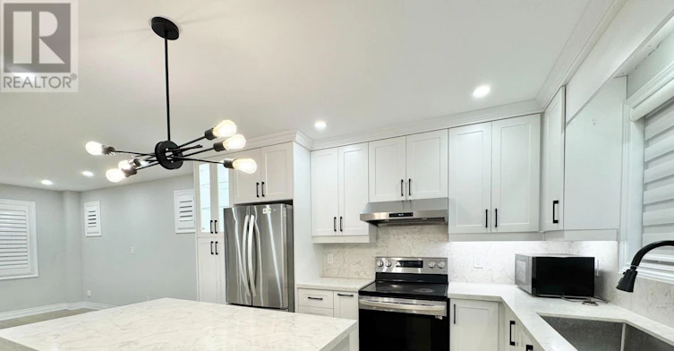 47 Chamberlain Avenue, Toronto, ON, M6E 4J9 - 6