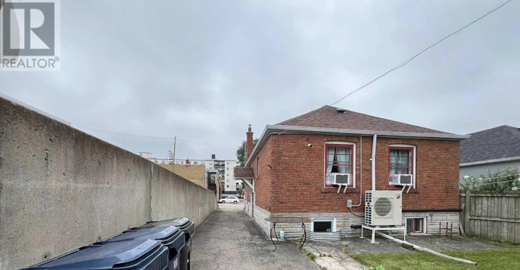 MAIN-124 Glencrest Boulevard, Toronto, ON, M4B 1L8 - 10