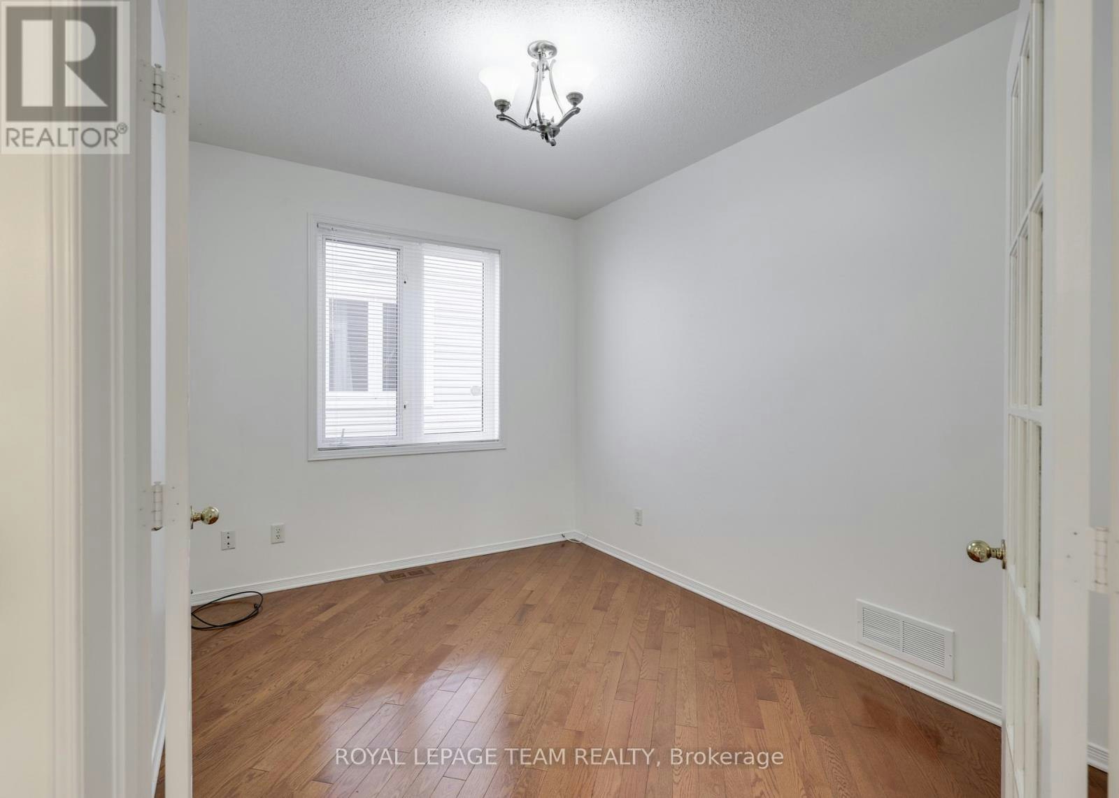 35 Norgold Crescent, Ottawa, ON, K2T 1J1 - 8