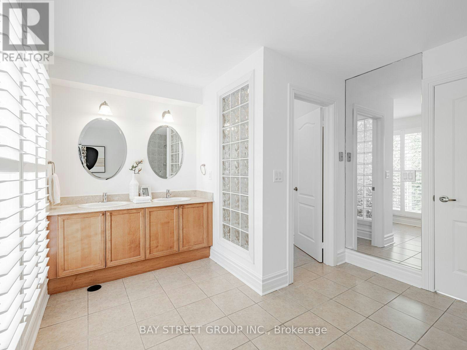35 William Poole Way, Toronto, ON, M2N 7A6 - 35