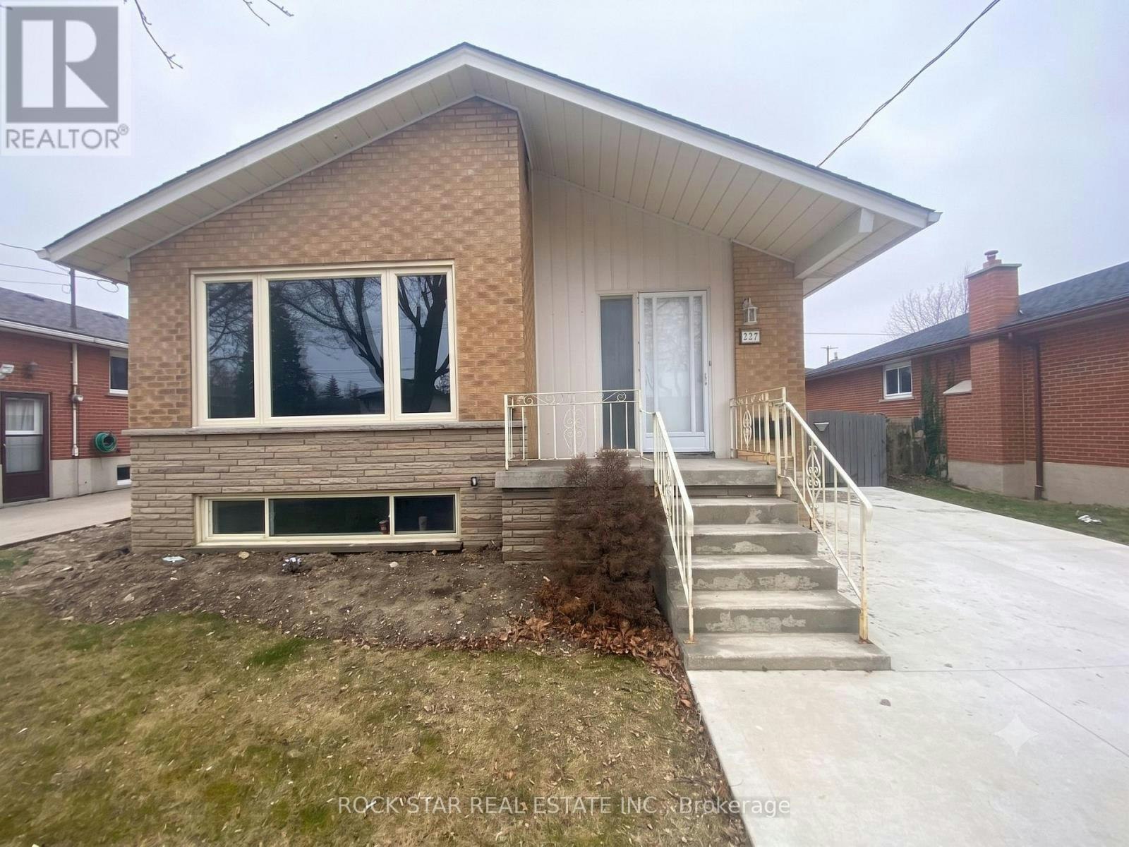 MAIN-227 Fernwood Crescent, Hamilton, ON, L8T 3L7