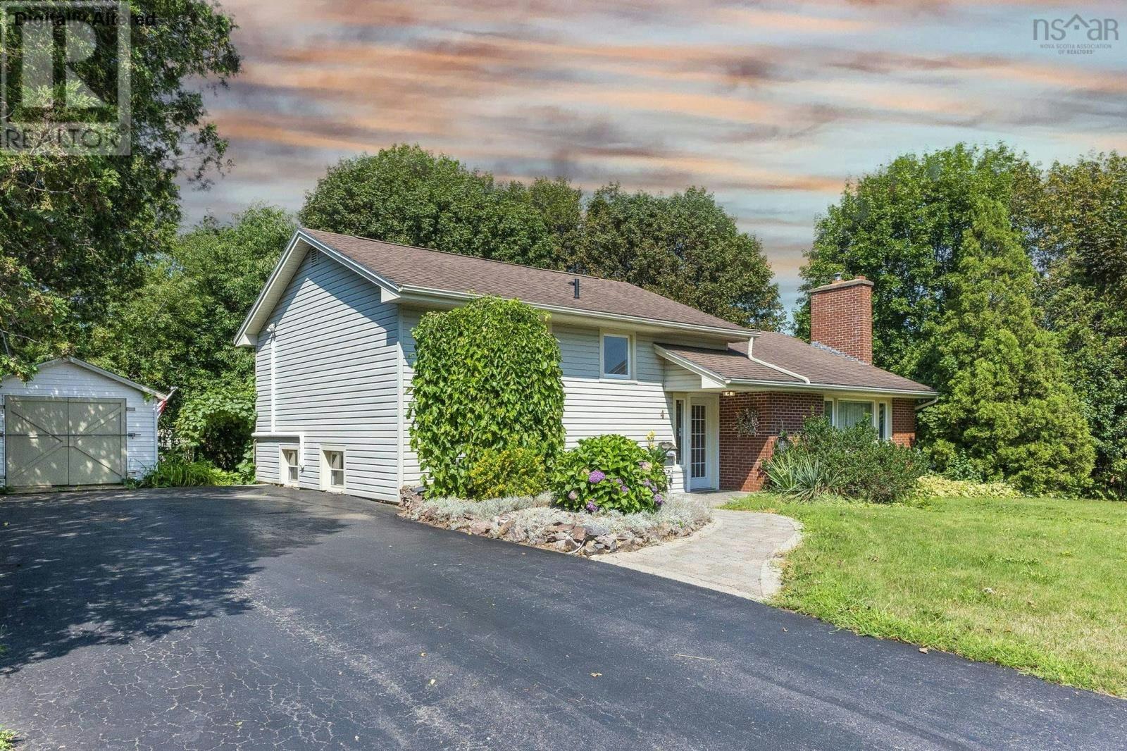 4 Hillcrest Avenue N, Kentville, NS, B4N 1W9