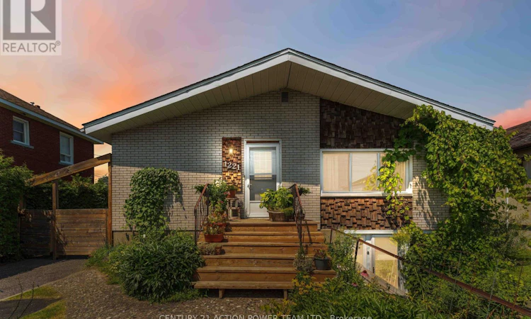 1221 Kitchener Avenue W