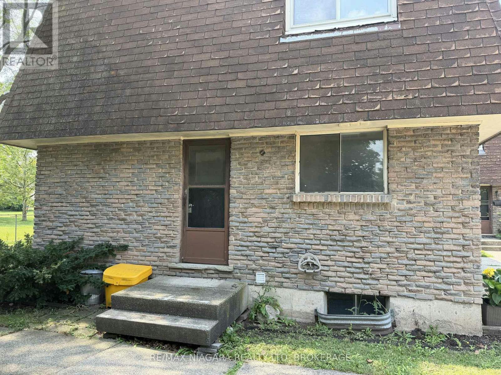 4-21 Woodlawn Road, Welland, ON, L3C 5Y7