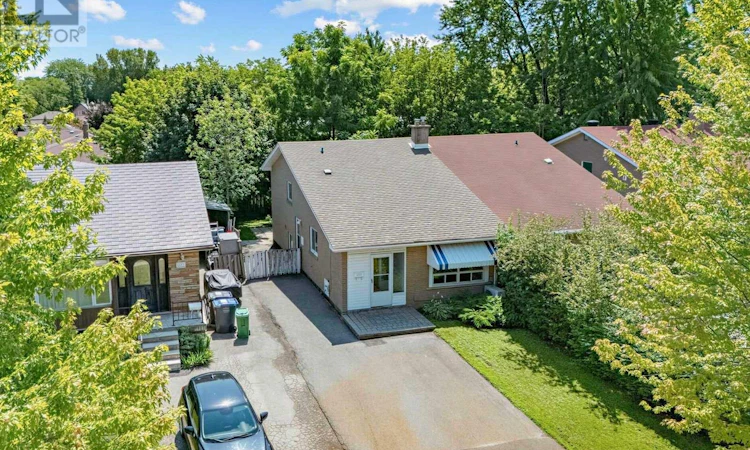 1586 Sandgate Crescent