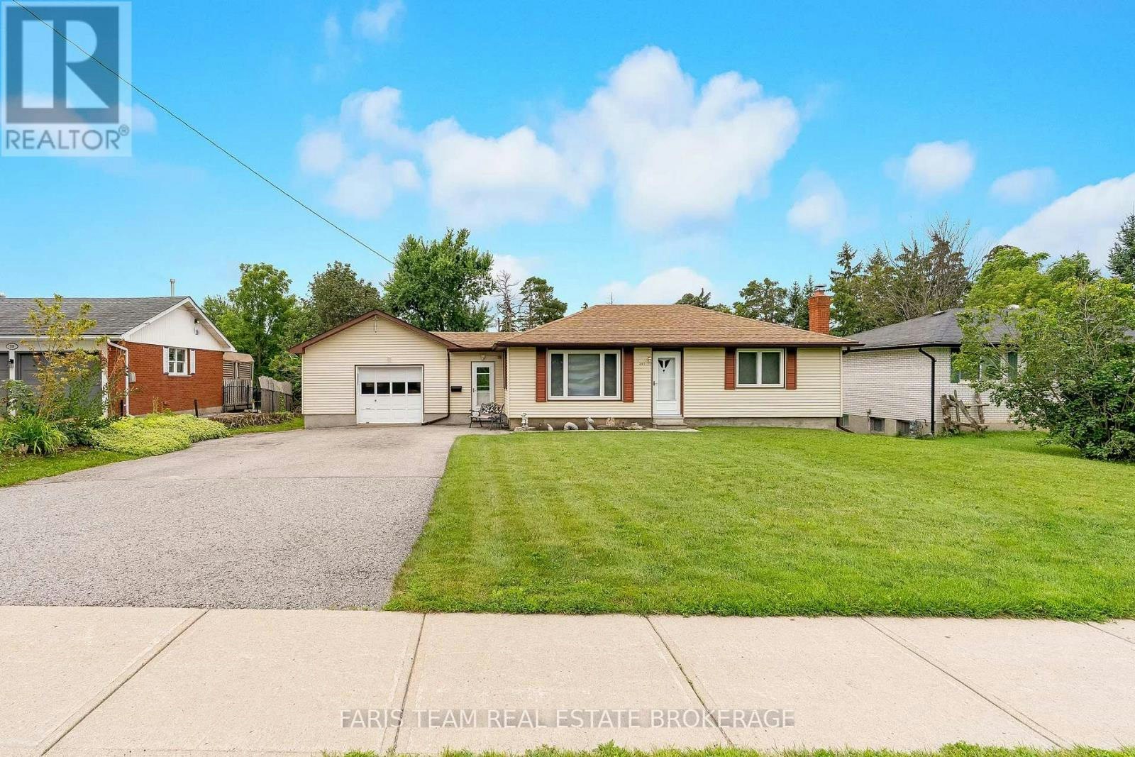 207 Warnica Road, Barrie, ON, L4N 3Z2
