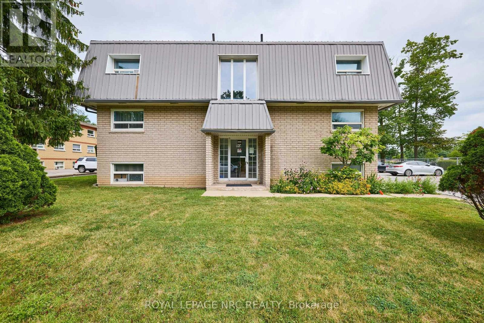 15-90 Woodlawn Road, Welland, ON, L3C 3J5
