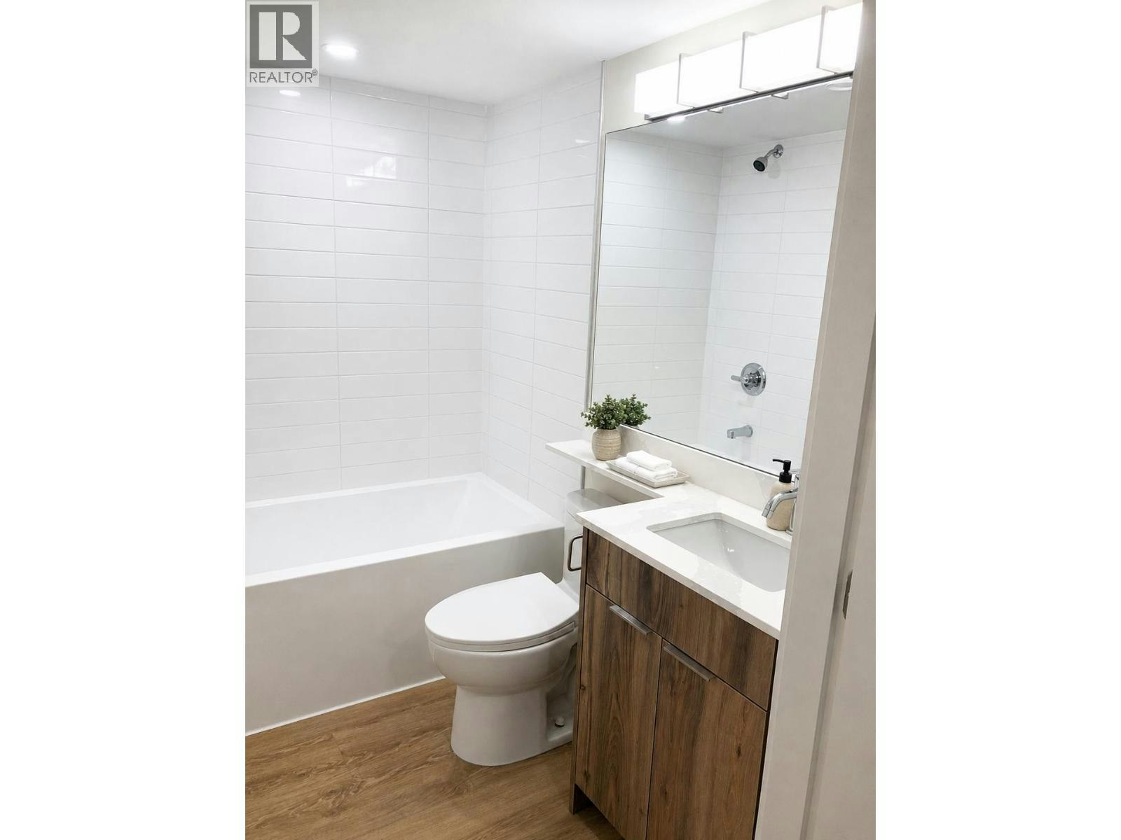 928 Commercial Drive, Vancouver, BC, V5L 3W7 - 5