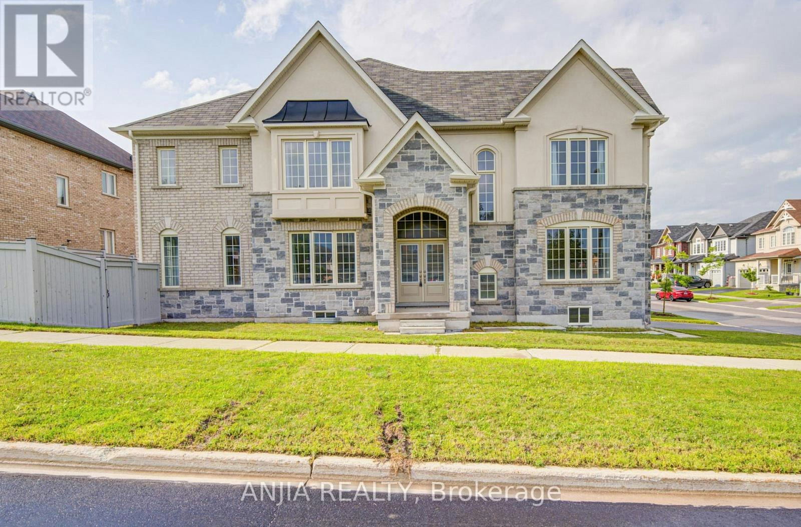 2 Conchita Street, Georgina, ON, L4P 0H4
