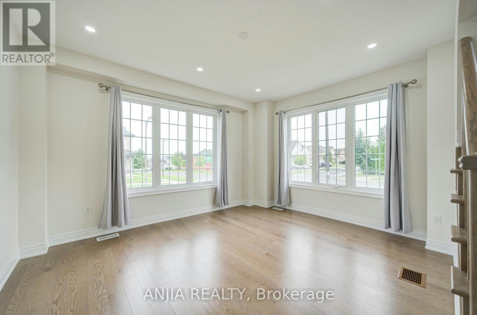 2 Conchita Street, Georgina, ON, L4P 0H4 - 8