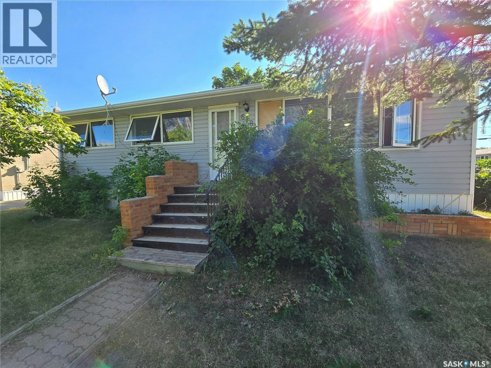 618 3rd Street SE, Weyburn, SK, S4H 2E1