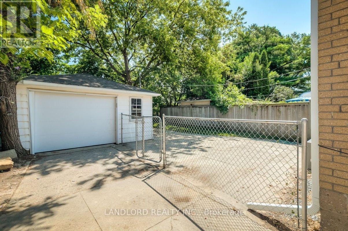 29 Hutton Avenue, Toronto, ON, M4C 3L2 - 27