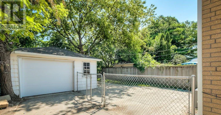 29 Hutton Avenue, Toronto, ON, M4C 3L2 - 27