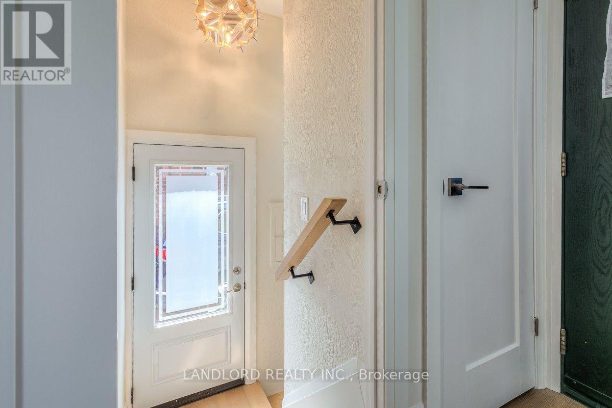 29 Hutton Avenue, Toronto, ON, M4C 3L2 - 18