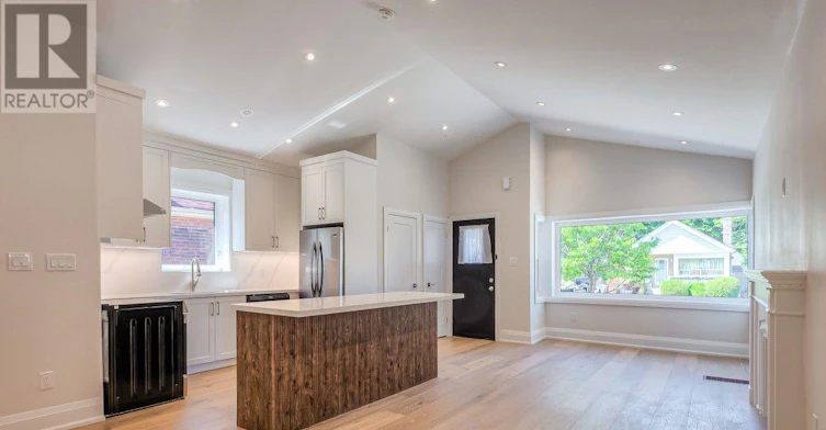 29 Hutton Avenue, Toronto, ON, M4C 3L2