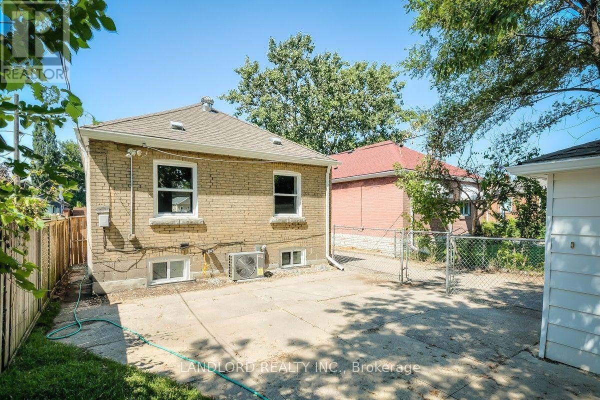 29 Hutton Avenue, Toronto, ON, M4C 3L2 - 29