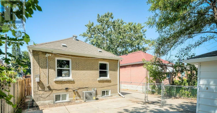29 Hutton Avenue, Toronto, ON, M4C 3L2 - 29