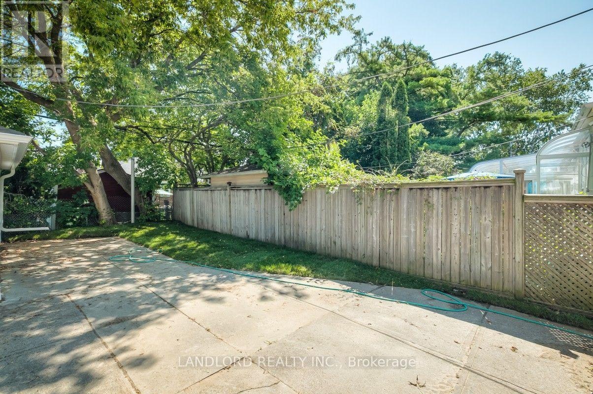 29 Hutton Avenue, Toronto, ON, M4C 3L2 - 28