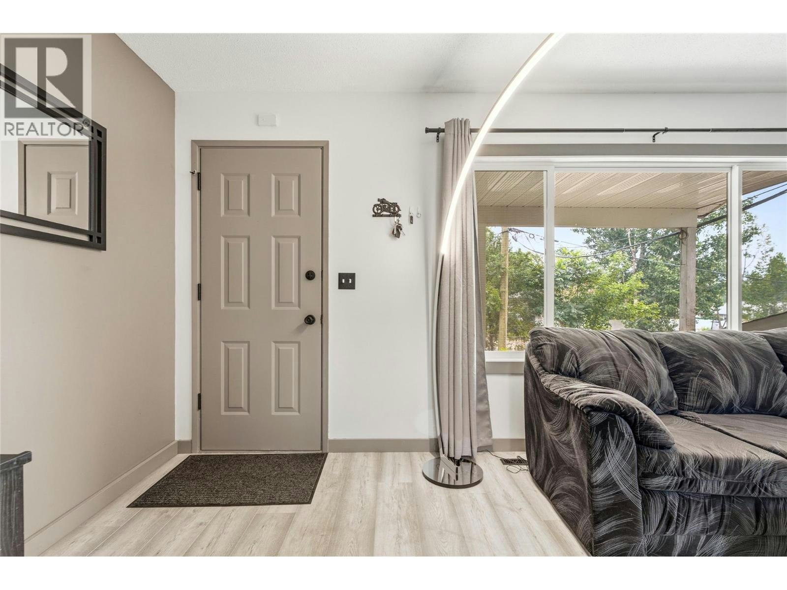7-3807 32 Avenue - 5