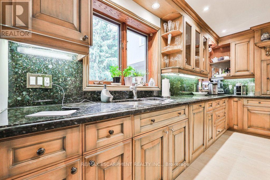 A-1430 Hurontario Street, Mississauga, ON, L5G 3H4 - 9
