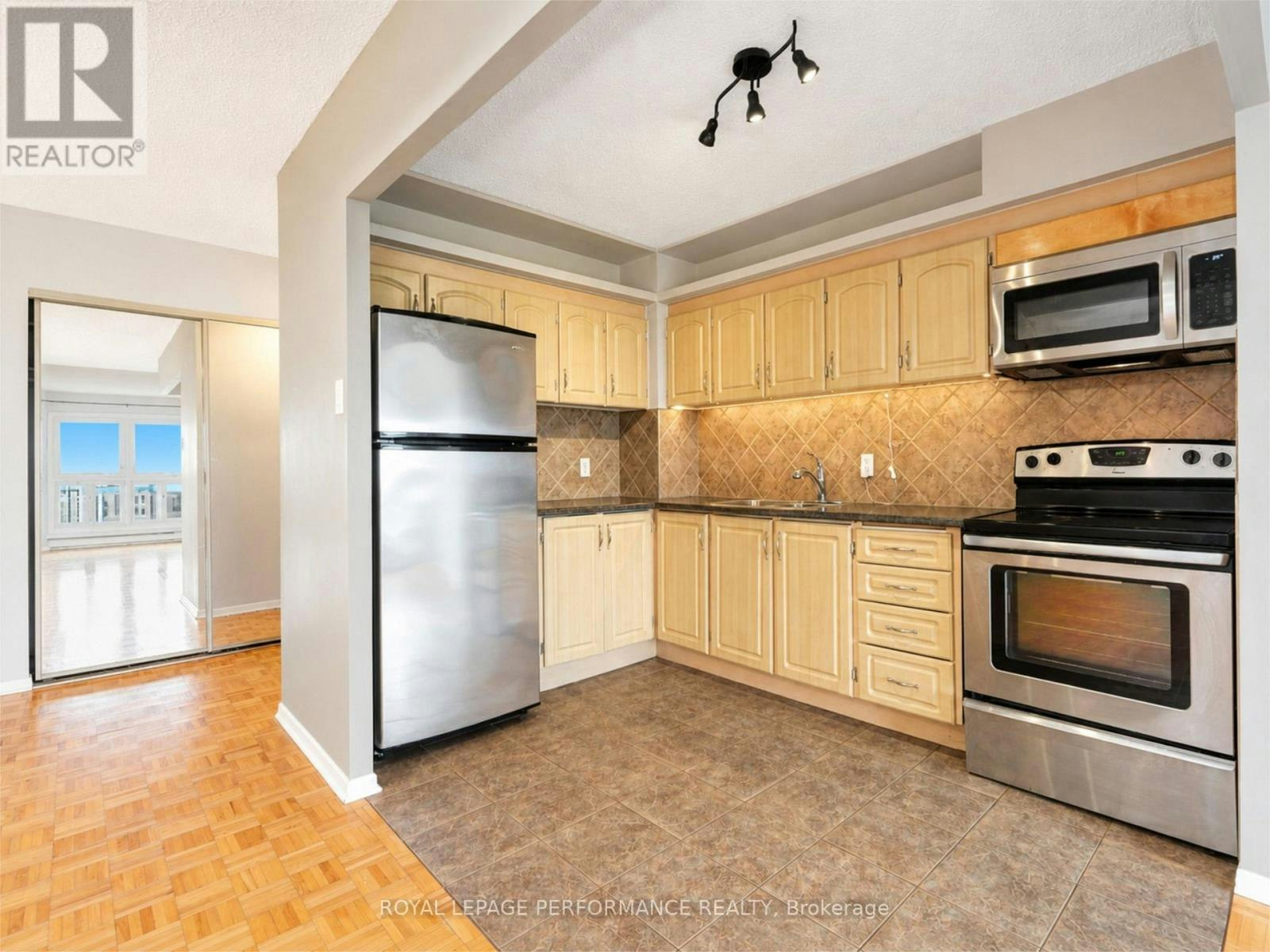 708 158c Mcarthur Avenue, Ottawa, ON, K1L 8E7 - 4