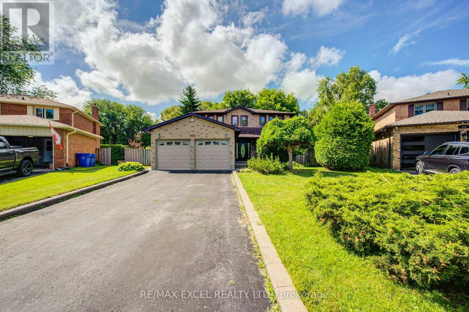 104 Lambeth Court, Newmarket, ON, L3Y 6S1