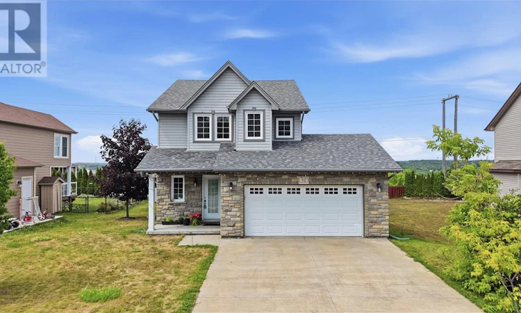 32 Field Crescent North