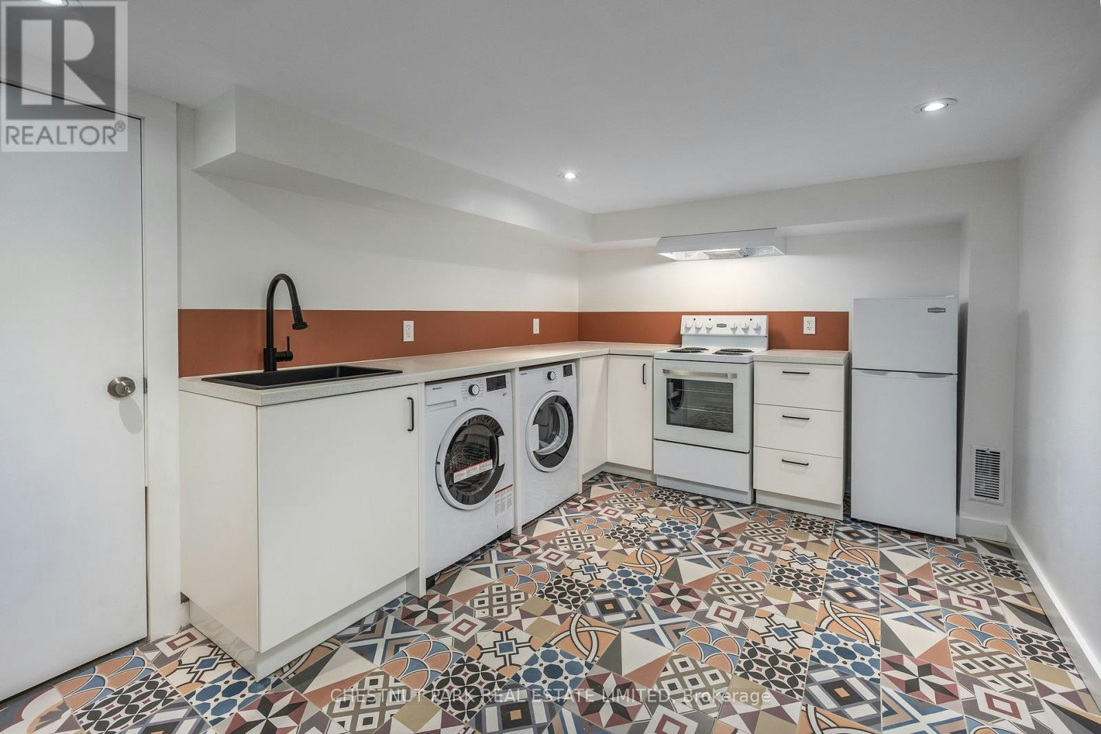 1654 Gerrard Street E, Toronto, ON, M4L 2A8 - 11