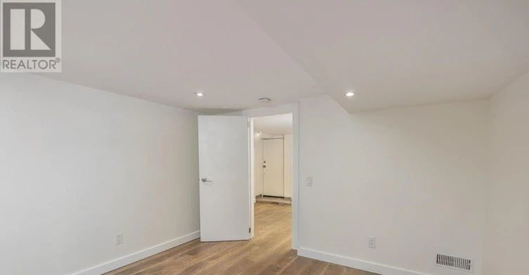 1654 Gerrard Street E, Toronto, ON, M4L 2A8 - 16